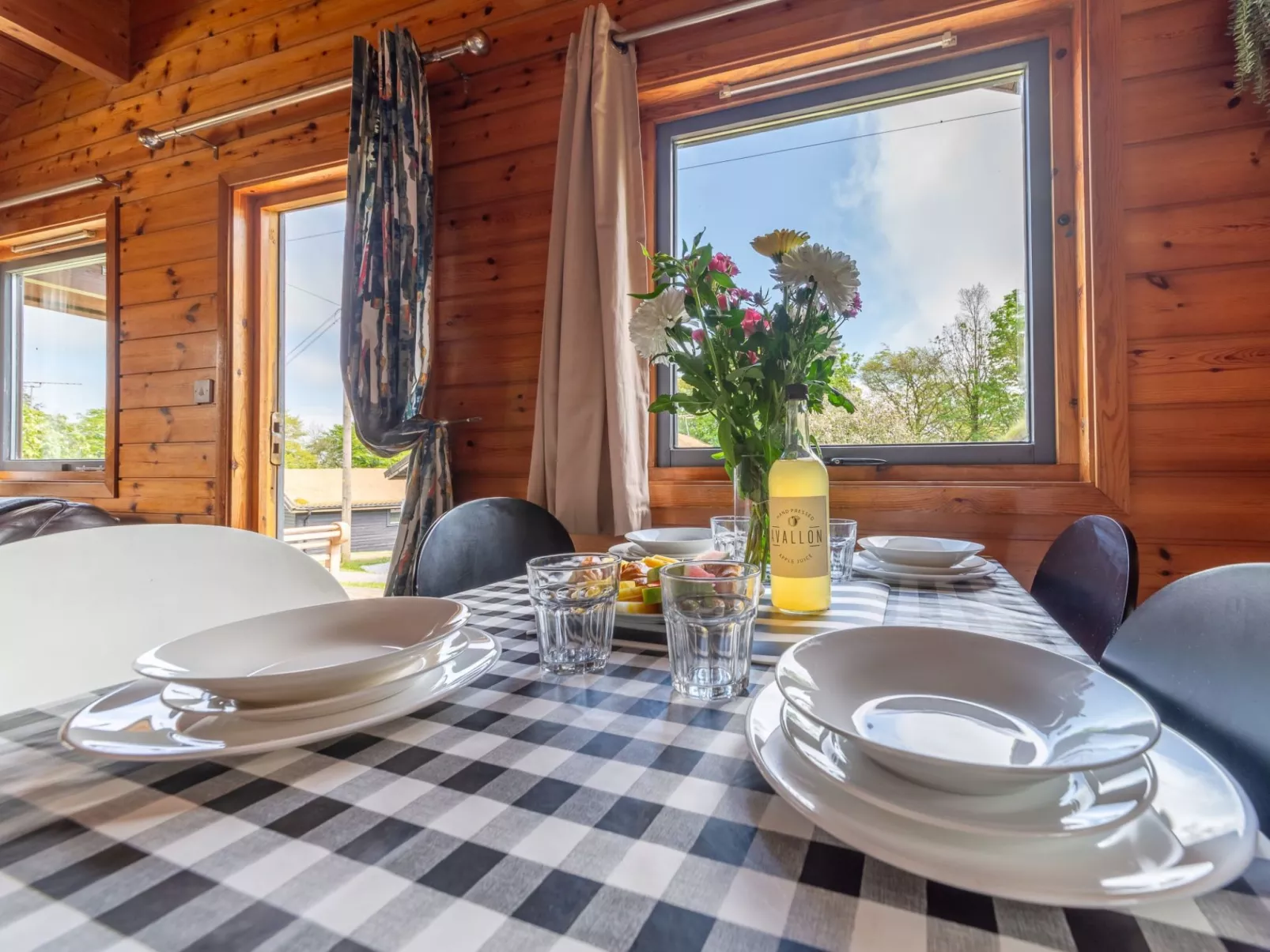 Bramley Hot Tub Lodge-Inside