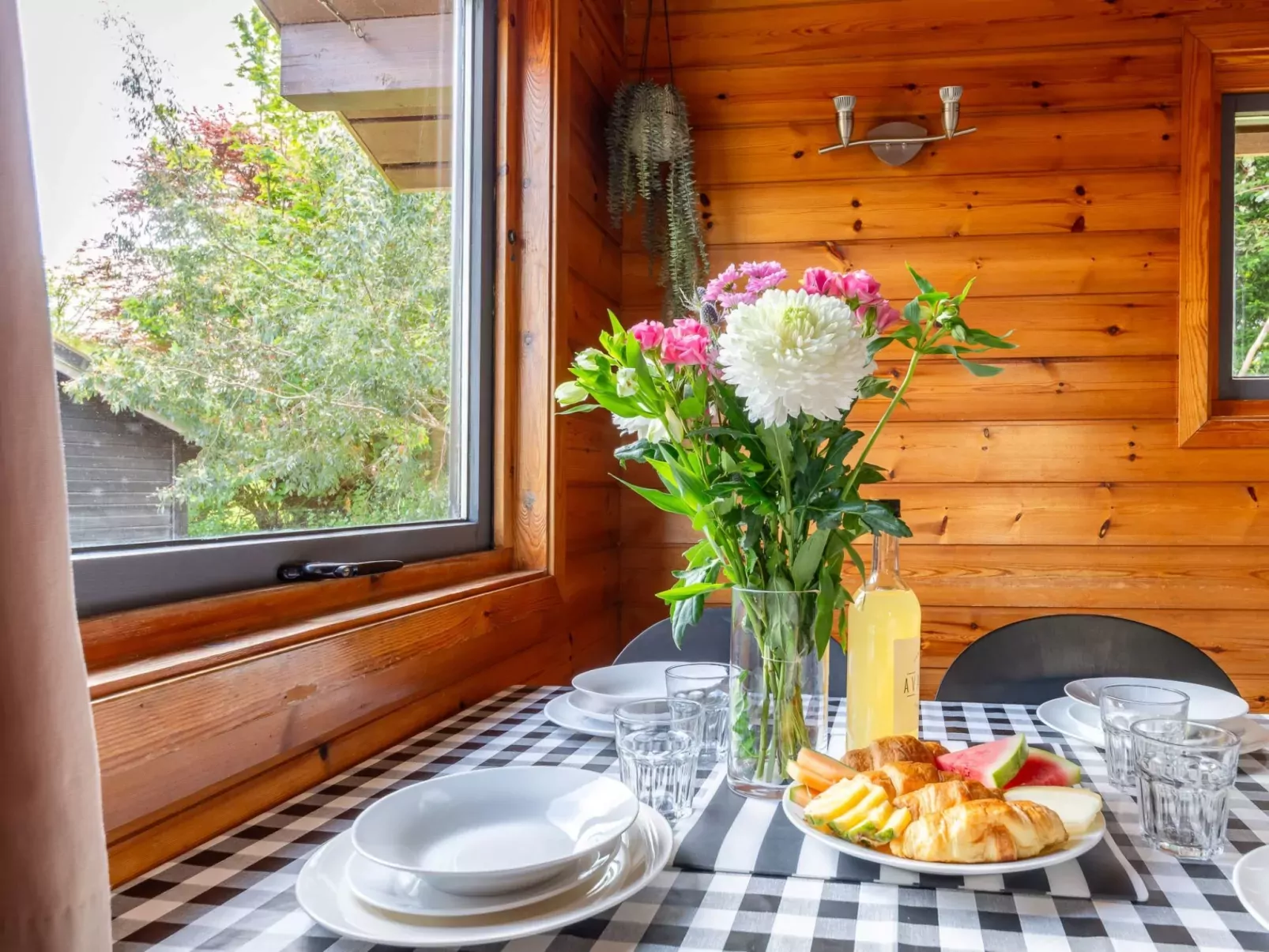 Bramley Hot Tub Lodge-Outside