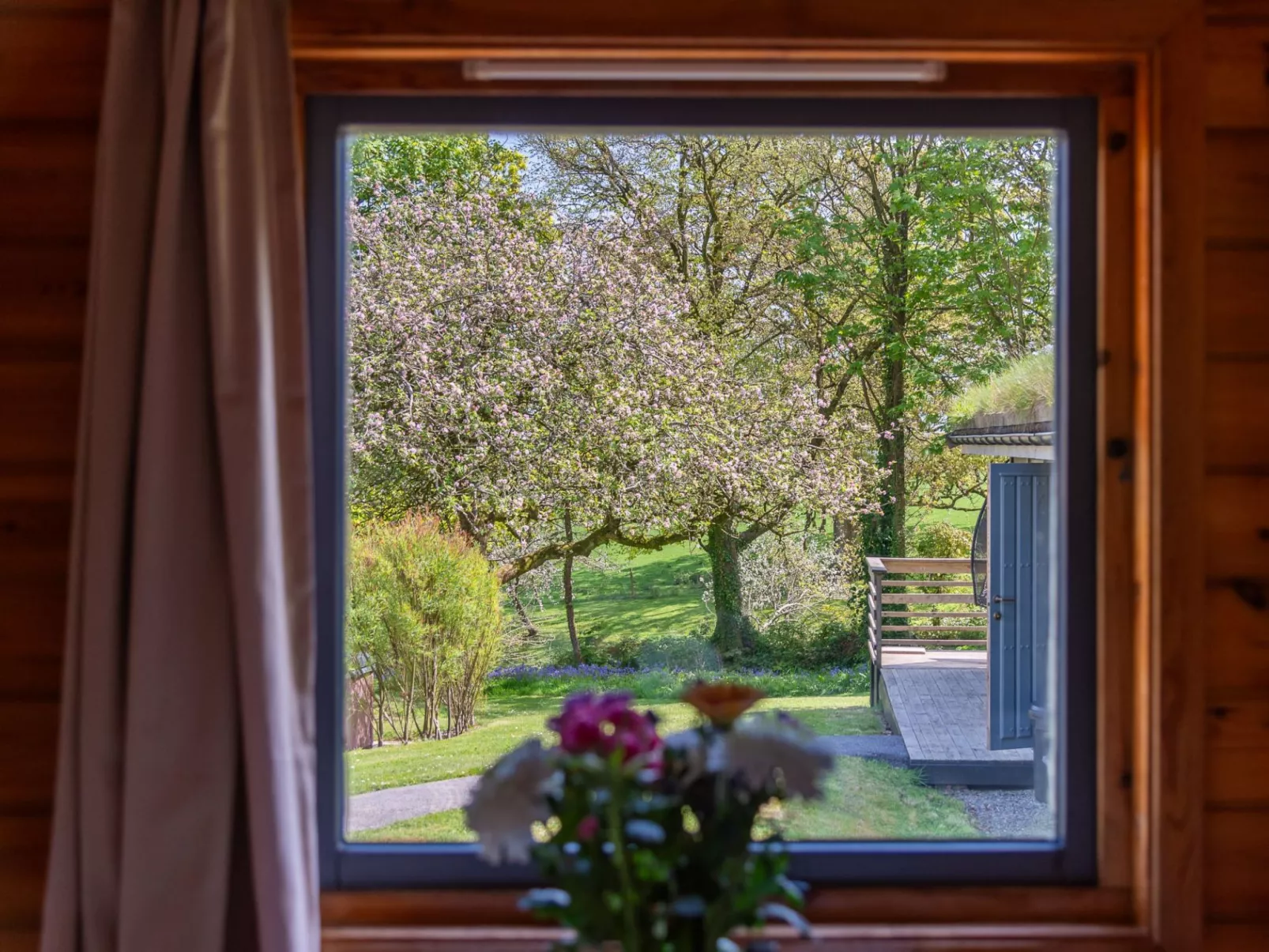 Bramley Hot Tub Lodge-Outside