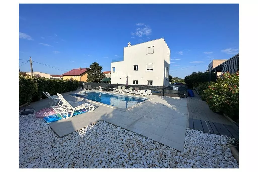 387082-Pool