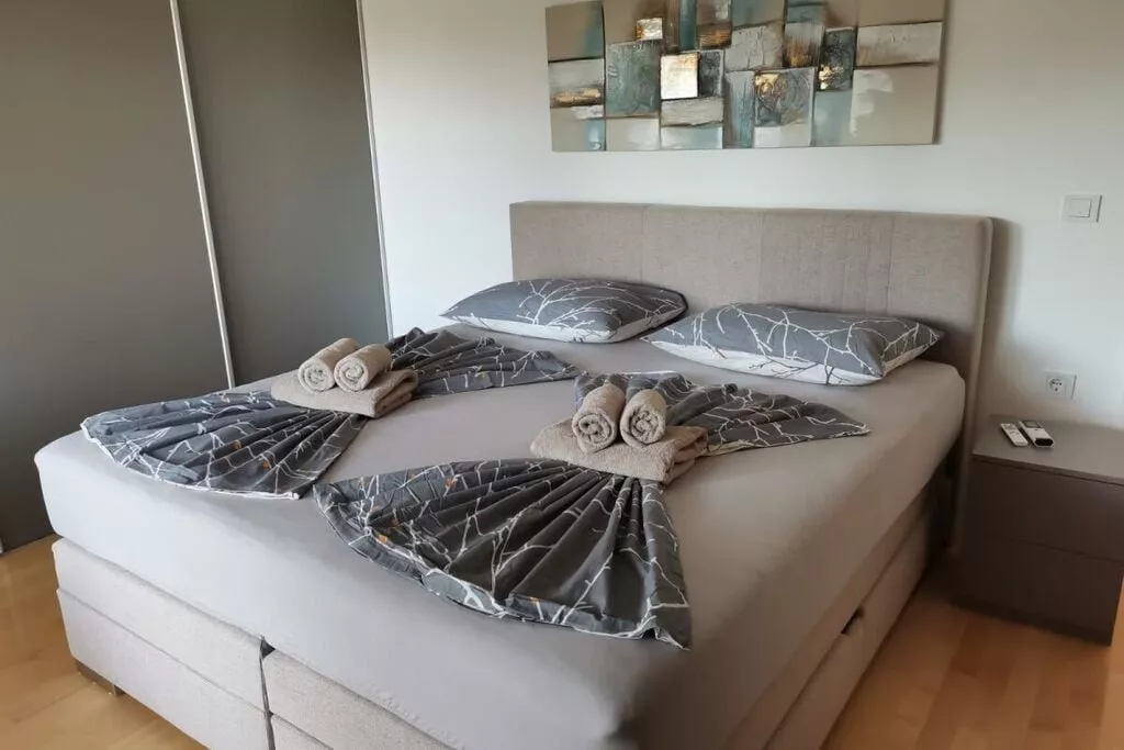 387082-Bedroom