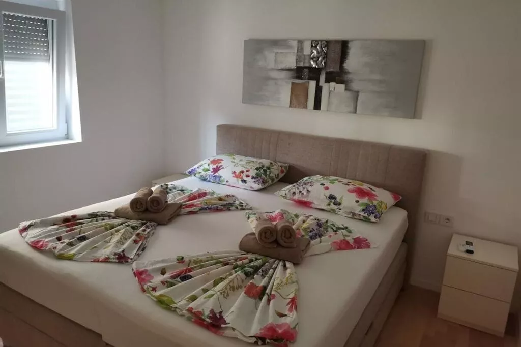 387082-Bedroom
