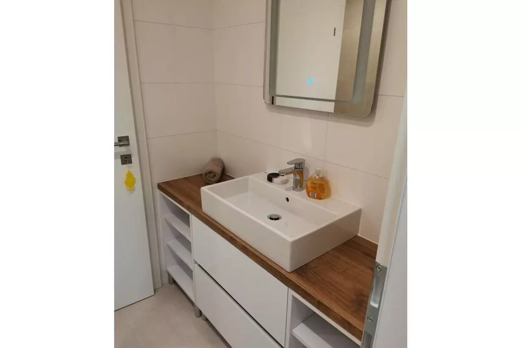 387082-Bathroom