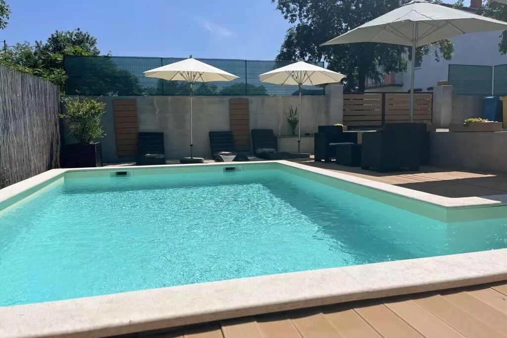 373398-Pool