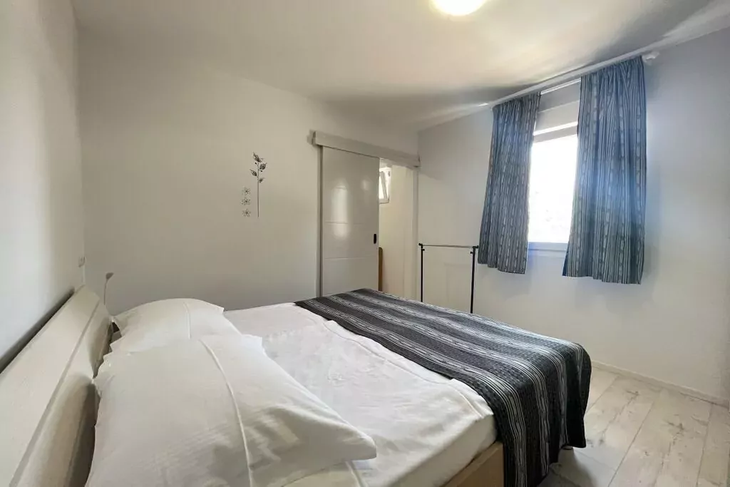 373398-Bedroom