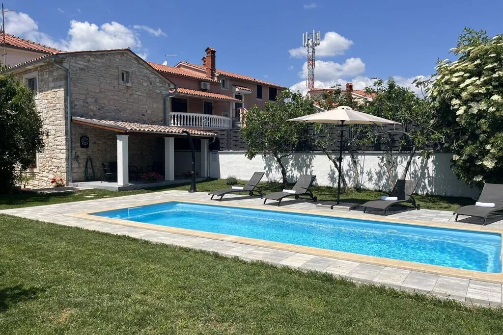 373393-Pool