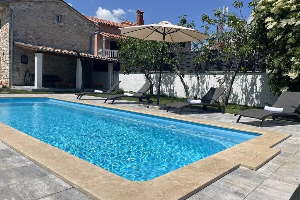373393-Pool