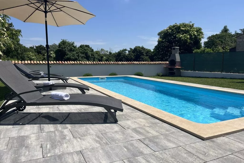 373393-Pool