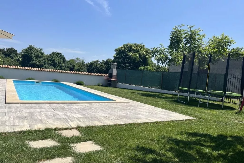 373393-Pool