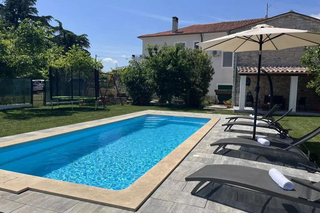 373393-Pool
