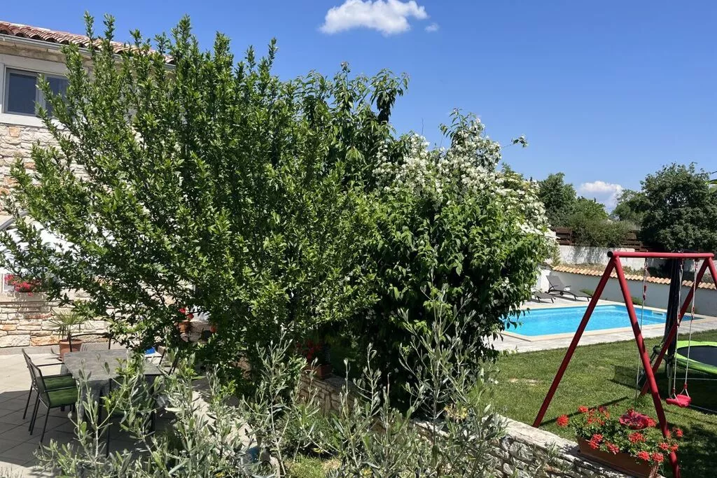 373393-Gardens summer