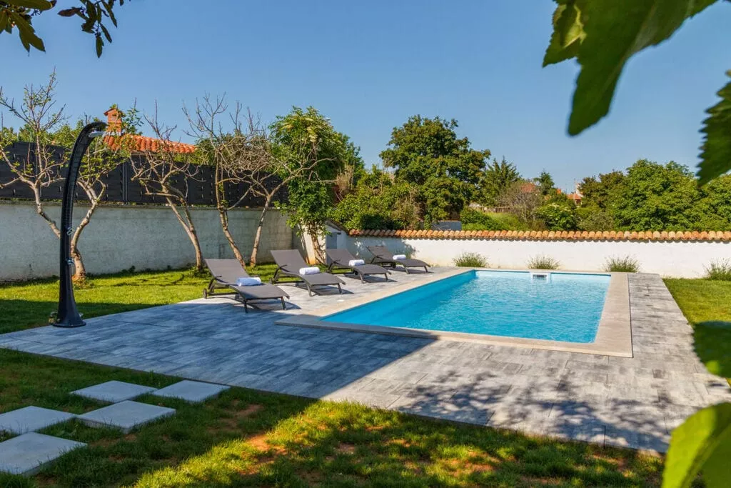 373393-Pool
