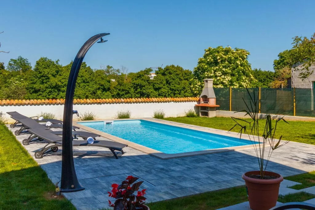 373393-Pool