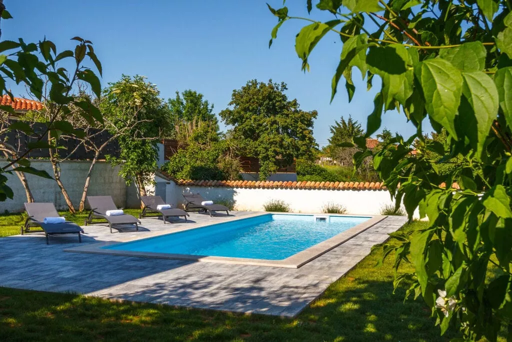 373393-Pool