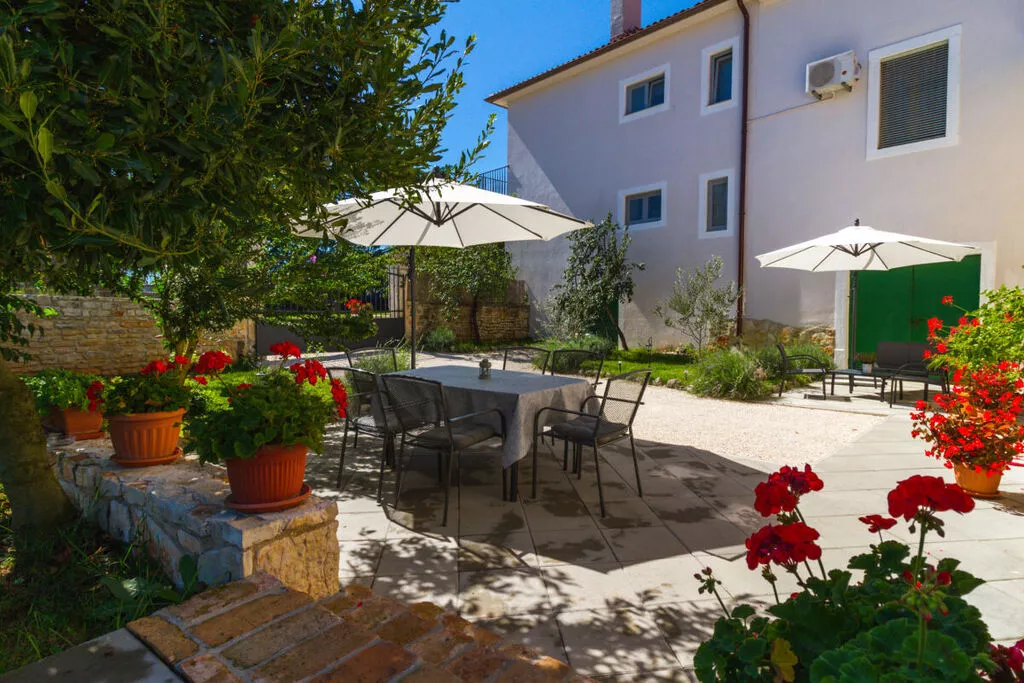 373393-Gardens summer