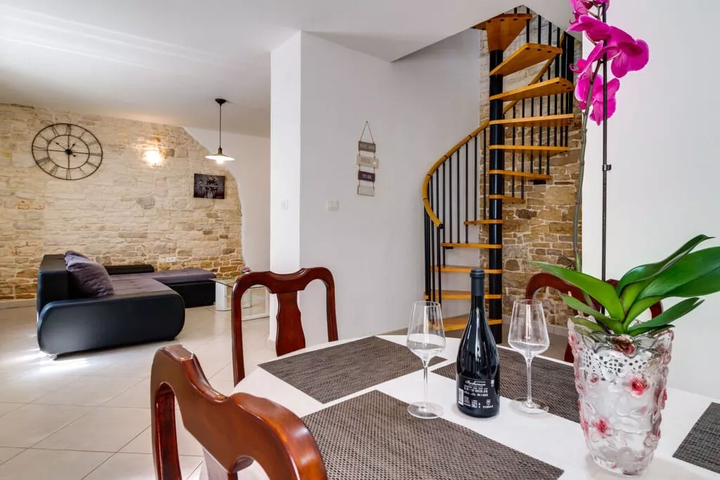 373393-Dining room