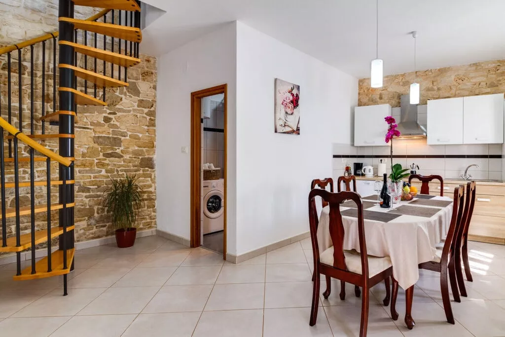 373393-Dining room