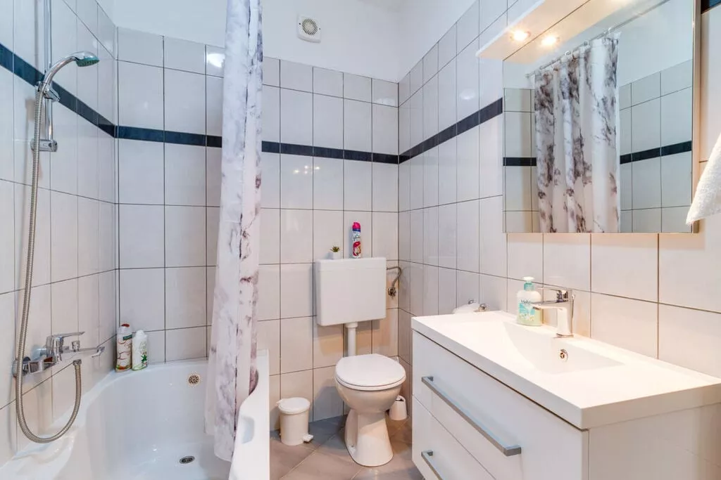 373393-Bathroom