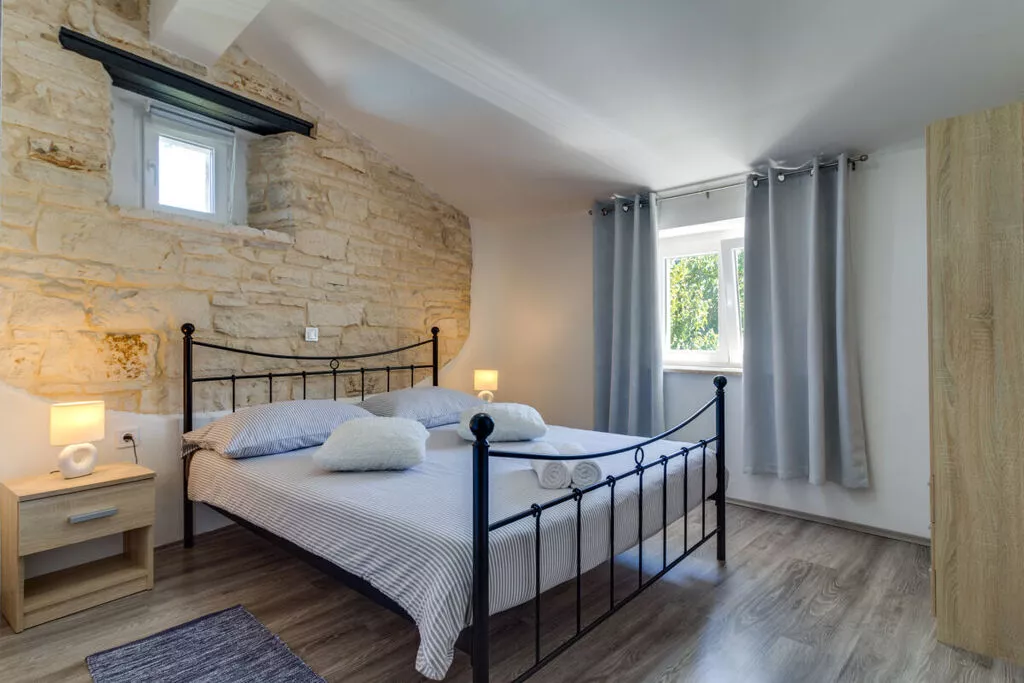 373393-Bedroom