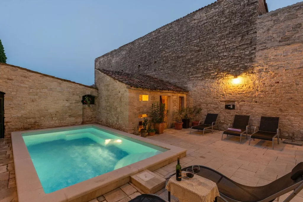 373400-Pool