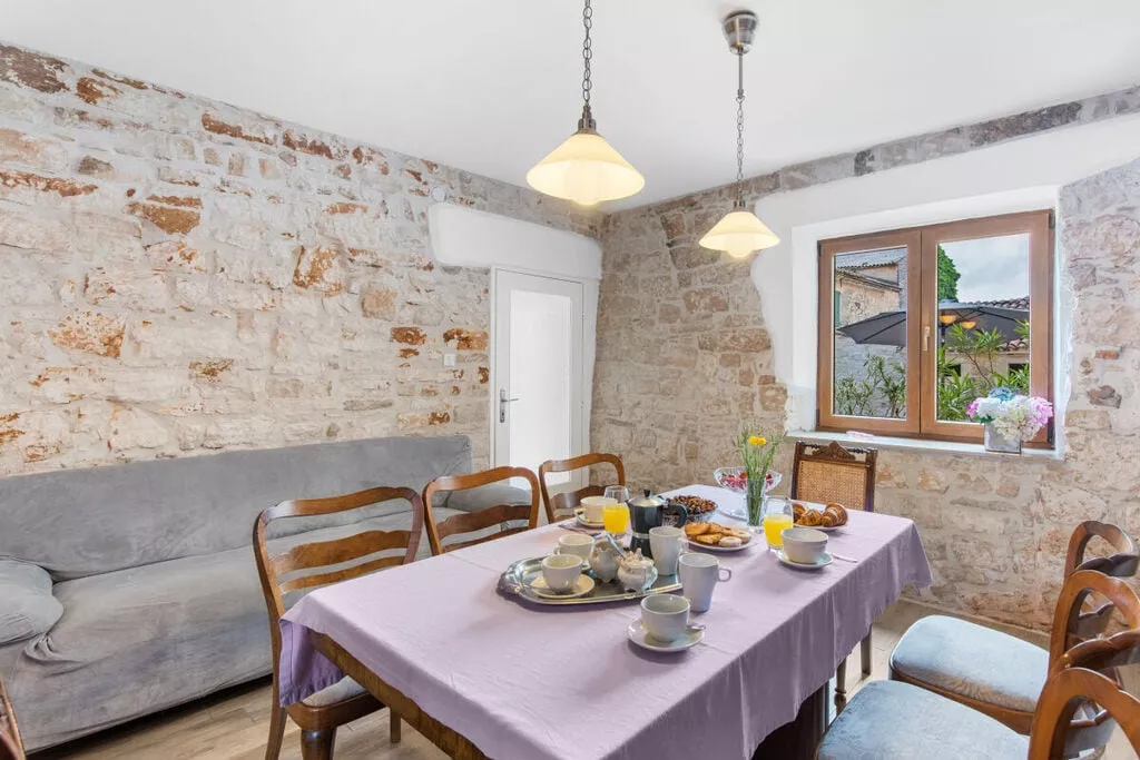 373400-Dining room