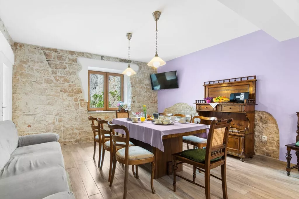 373400-Dining room