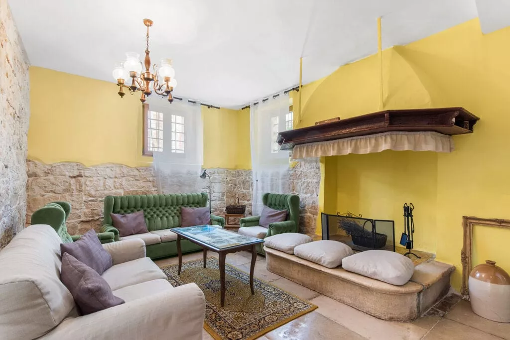 373400-Living room