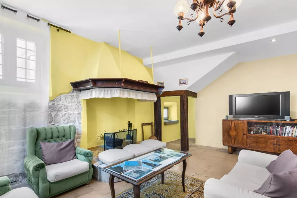 373400-Living room