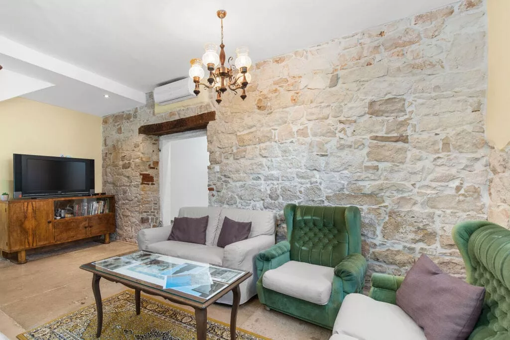 373400-Living room