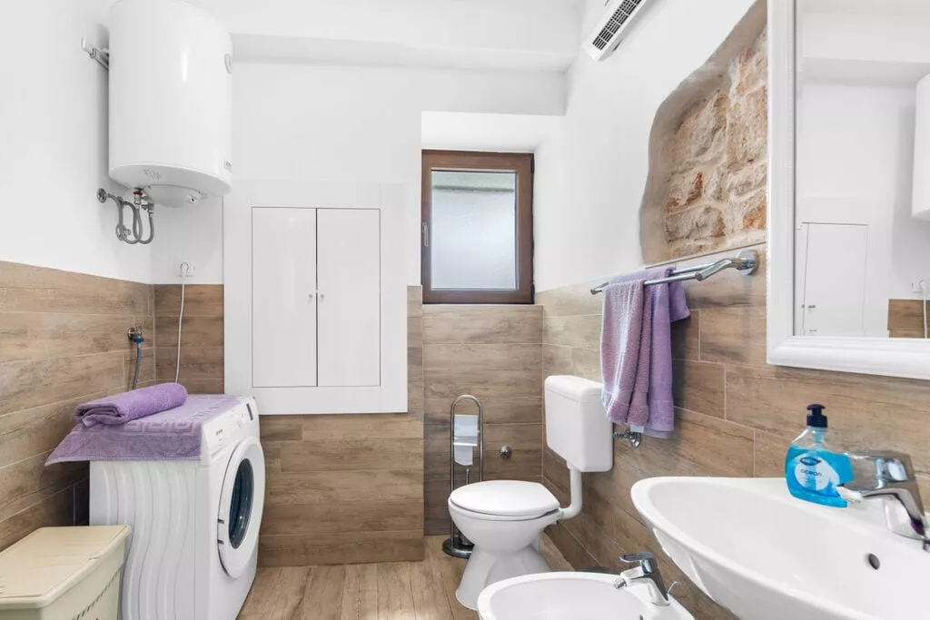 373400-Bathroom