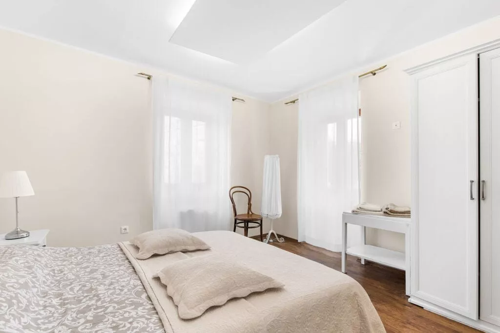 373400-Bedroom