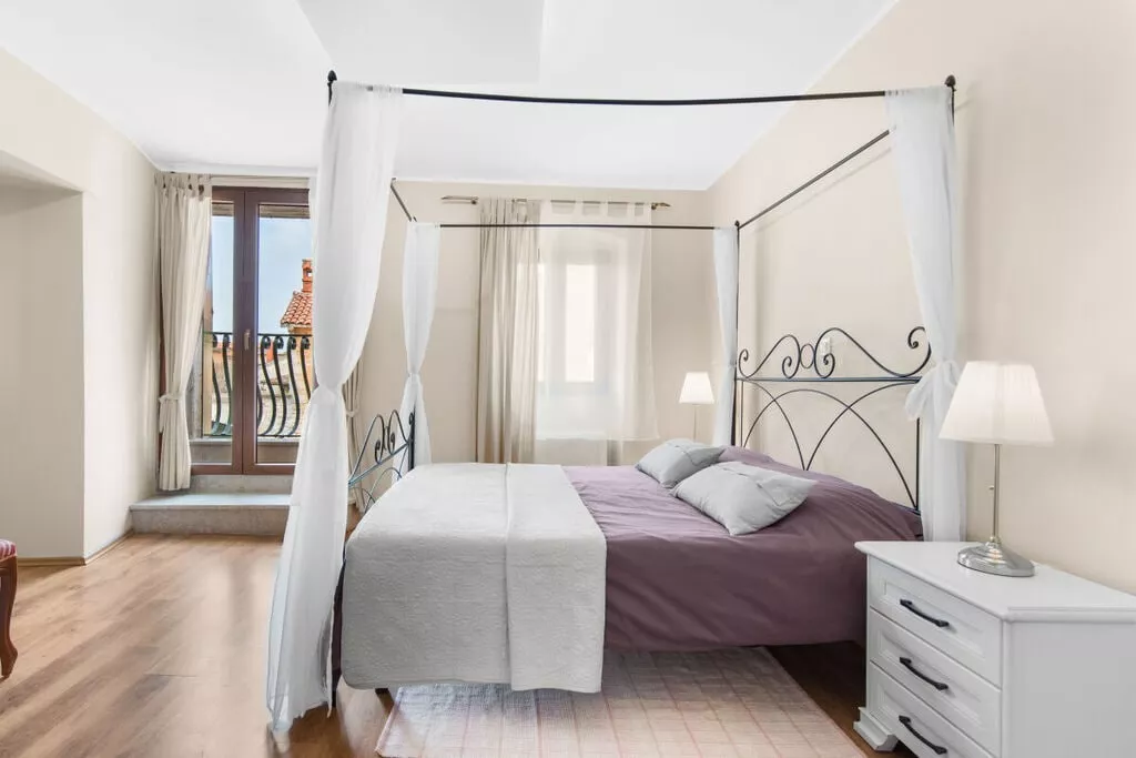 373400-Bedroom