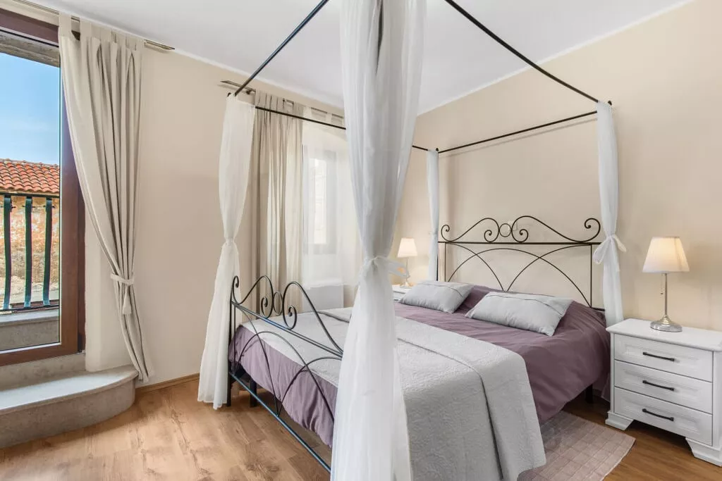 373400-Bedroom