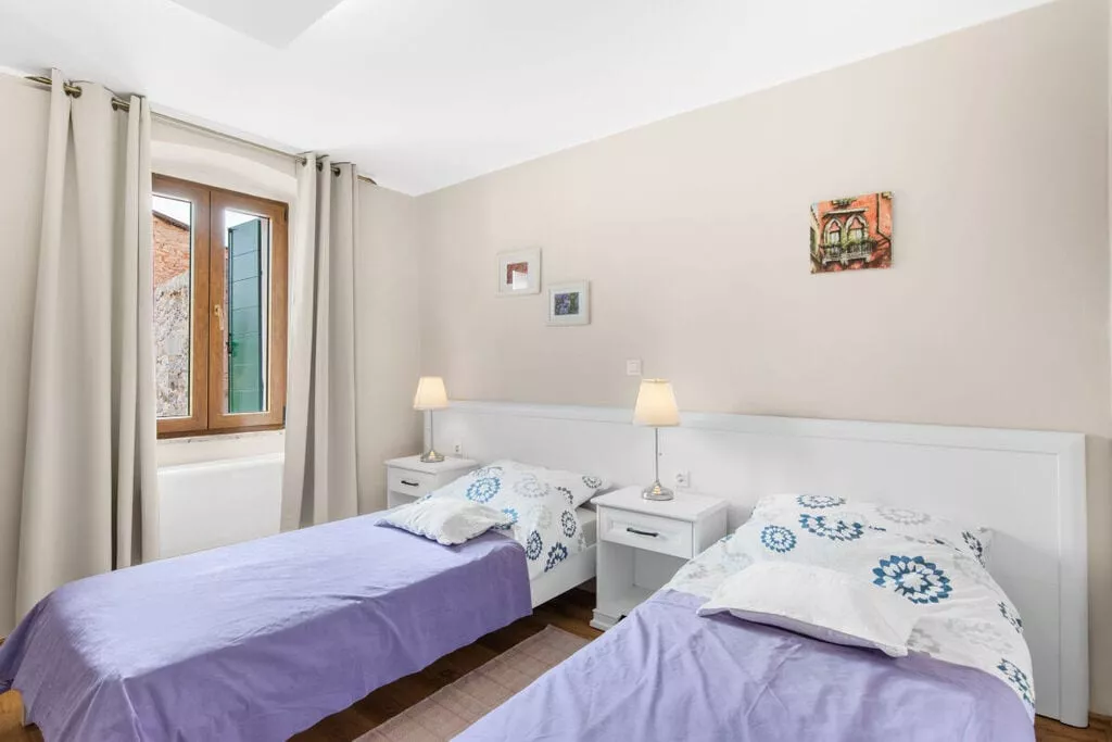 373400-Bedroom