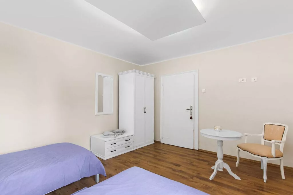 373400-Bedroom