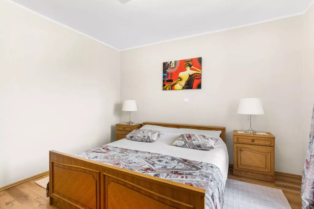 373400-Bedroom