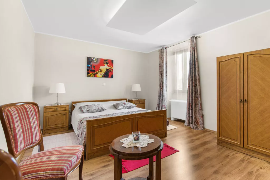 373400-Bedroom