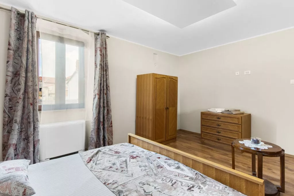 373400-Bedroom