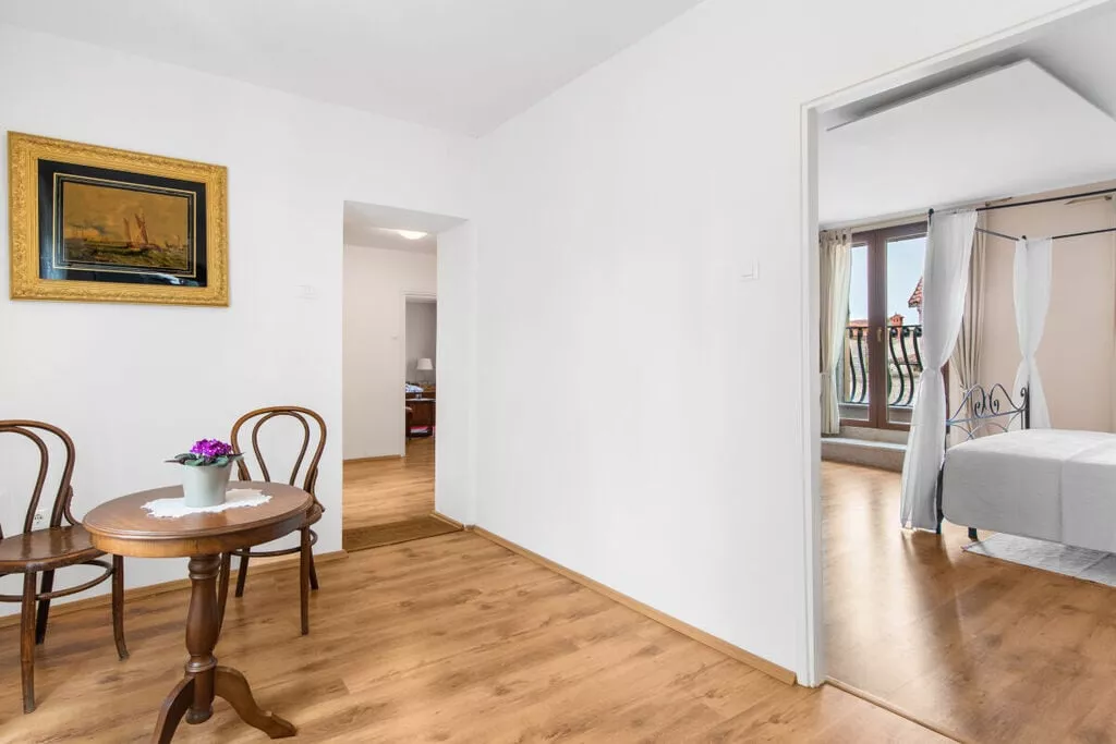 373400-Bedroom