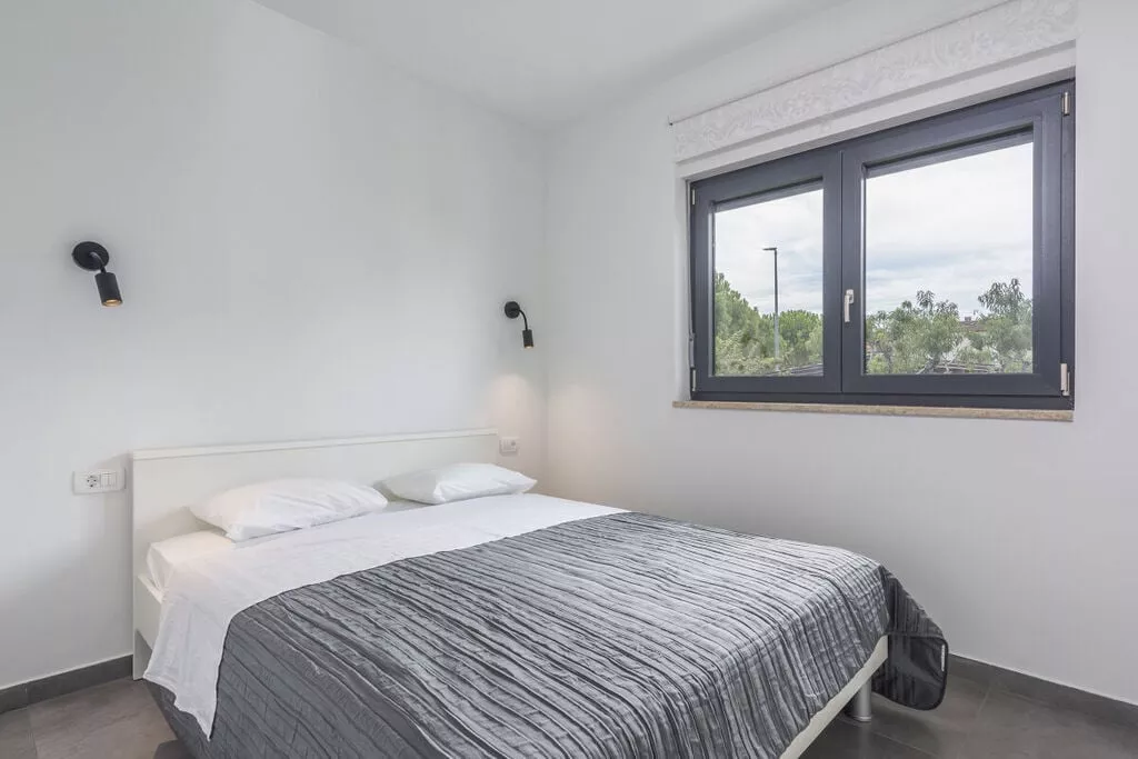 311212-Bedroom