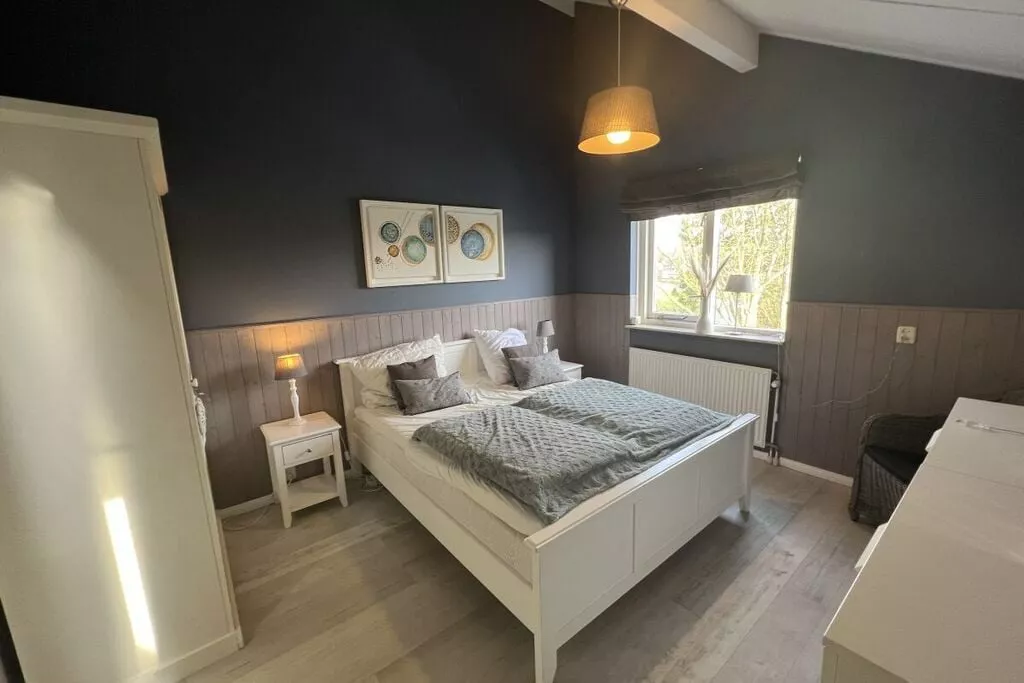 395671-Bedroom
