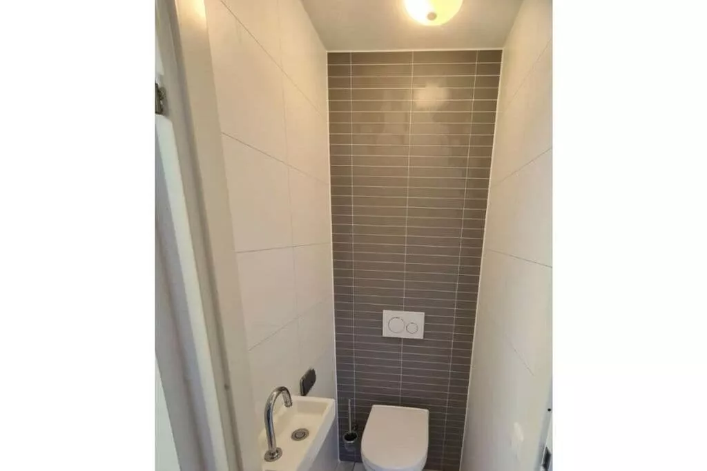 433051-Bathroom