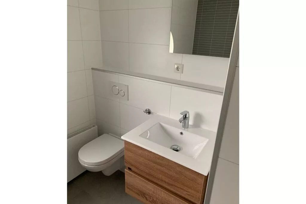 433051-Bathroom