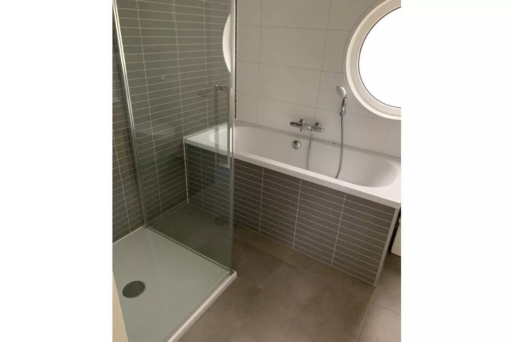 433051-Bathroom
