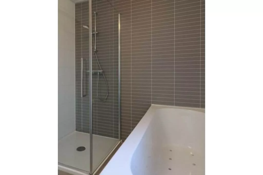 433051-Bathroom