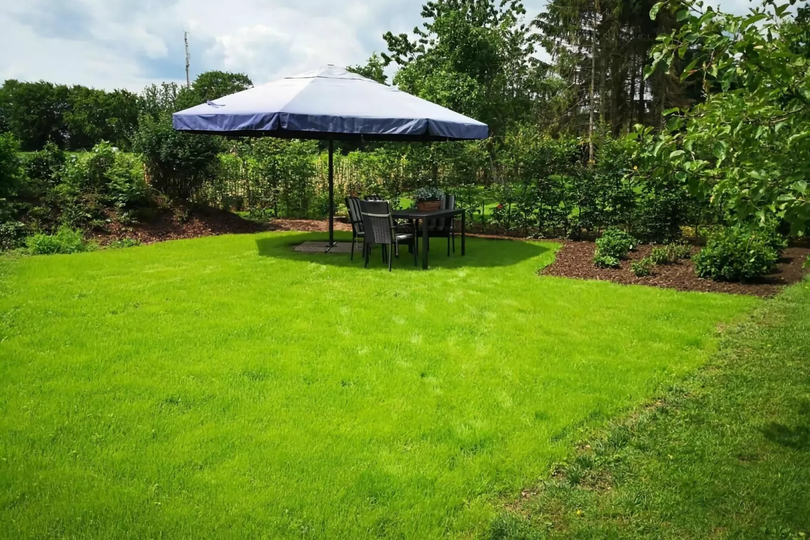 301180-Gardens summer