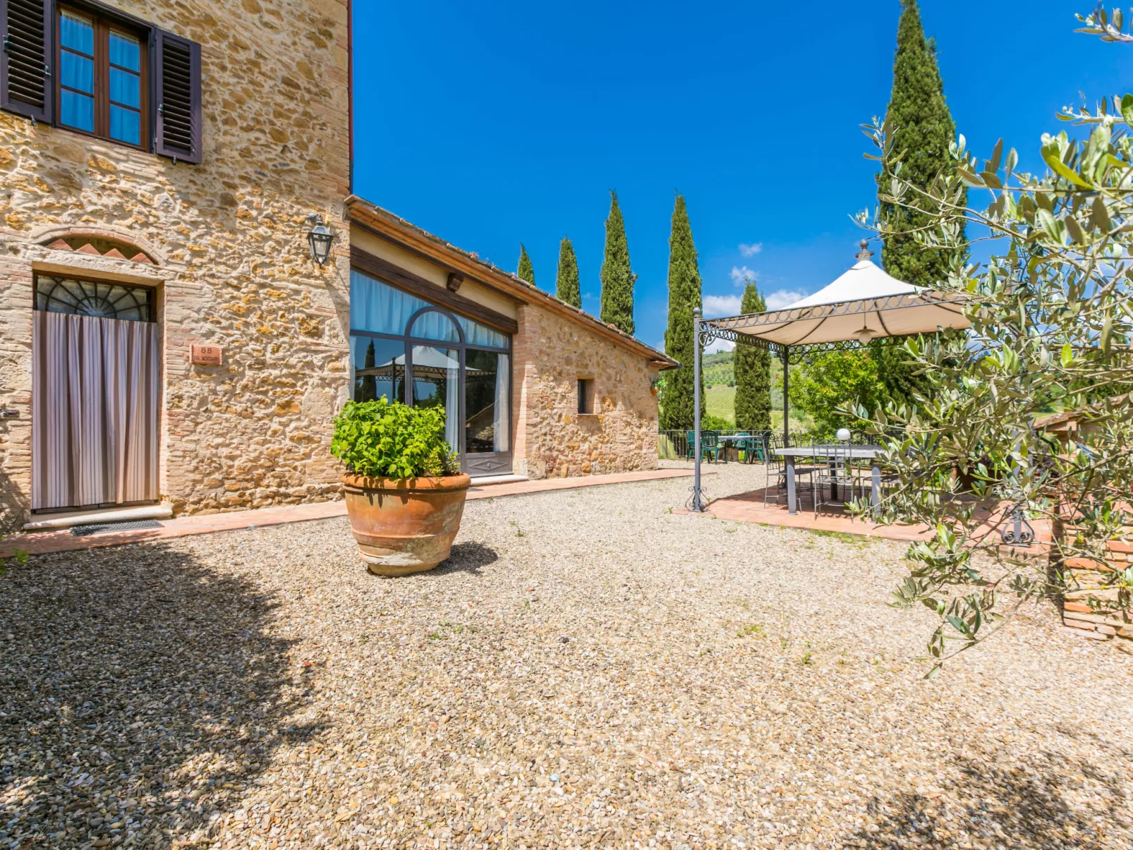 Il Sangiovese-Outside