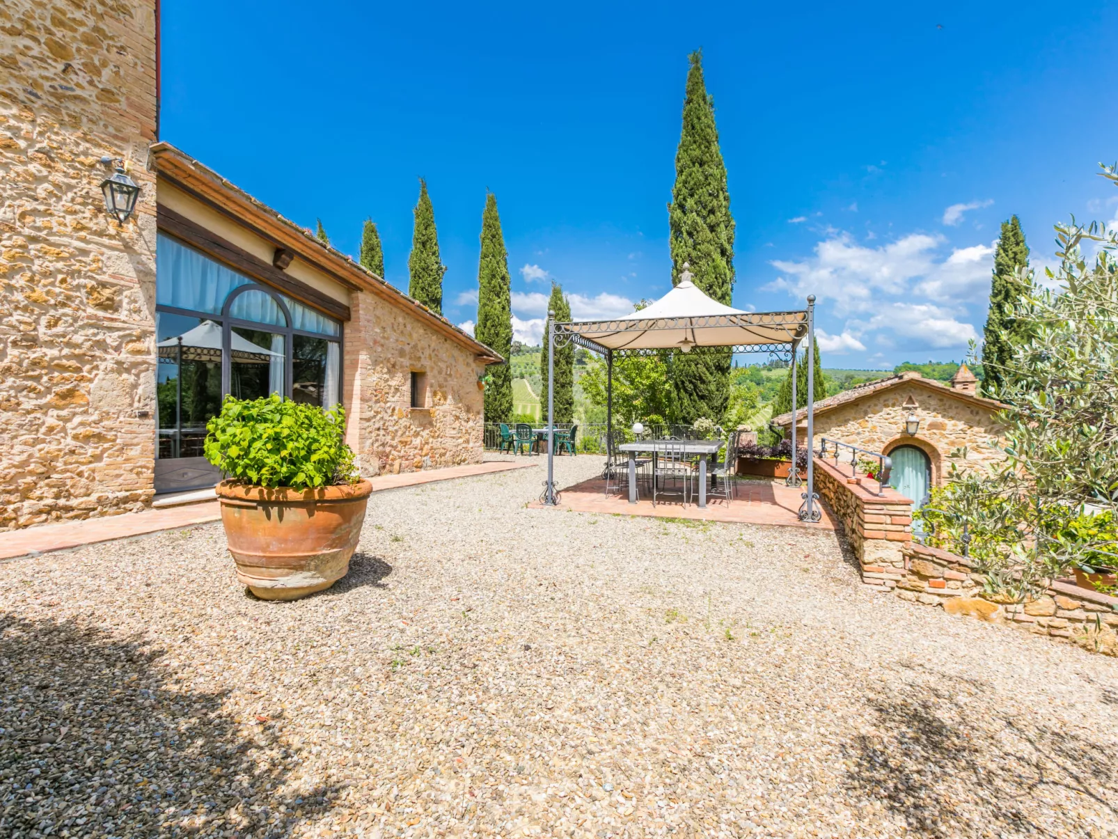 Il Sangiovese-Outside