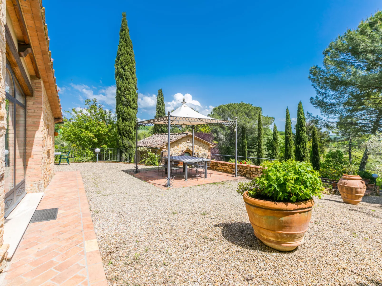 Il Sangiovese-Outside