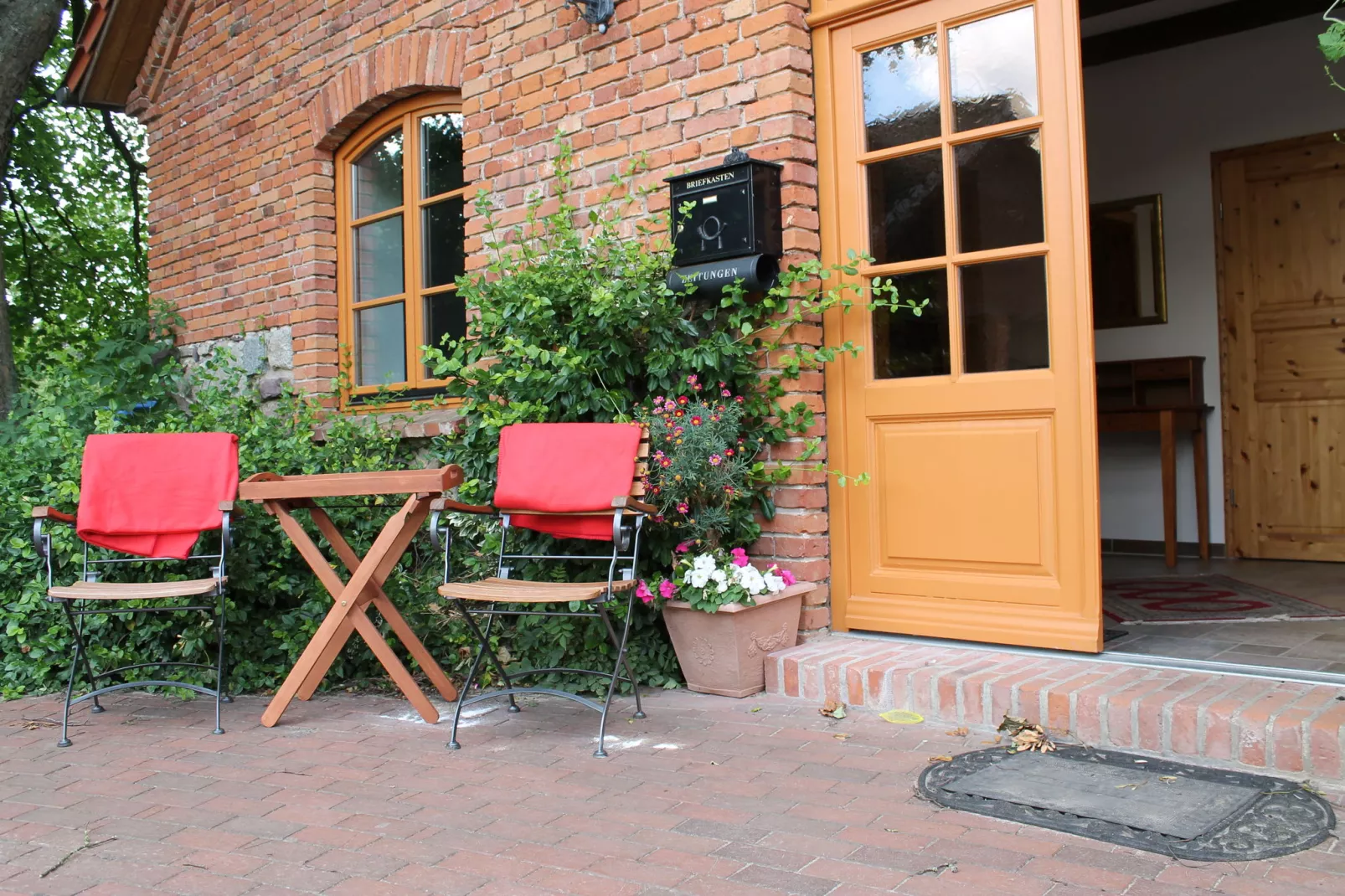 Landhausetage mit Garten-Exterior summer